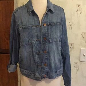 Denim jacket with breast pockets and hand pockets